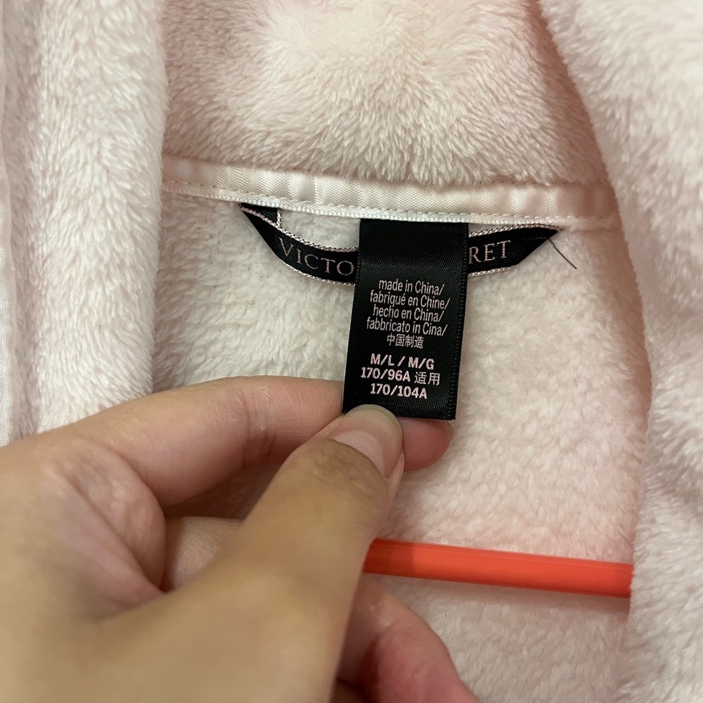 Victoria’s Secret cozy plush robe - Picture 6 of 6